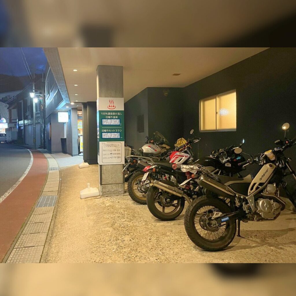 駐車スペースに綺麗に駐められた4台のバイク
