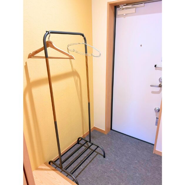 お部屋の入り口に置かれたハンガーラック